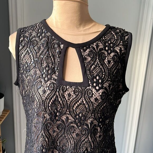 Short Lace Sheath Dress with Keyhole - Picture 3 of 11